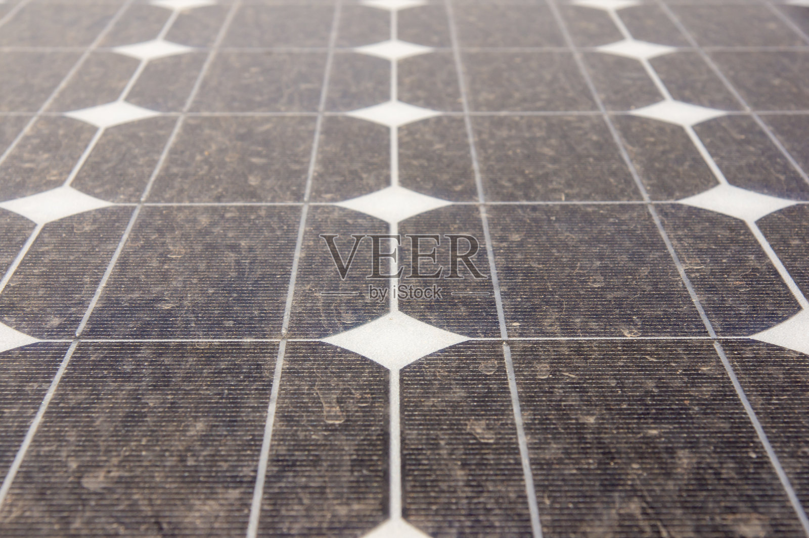 太阳能电池板的表面，几何形状，覆盖着灰尘。照片摄影图片