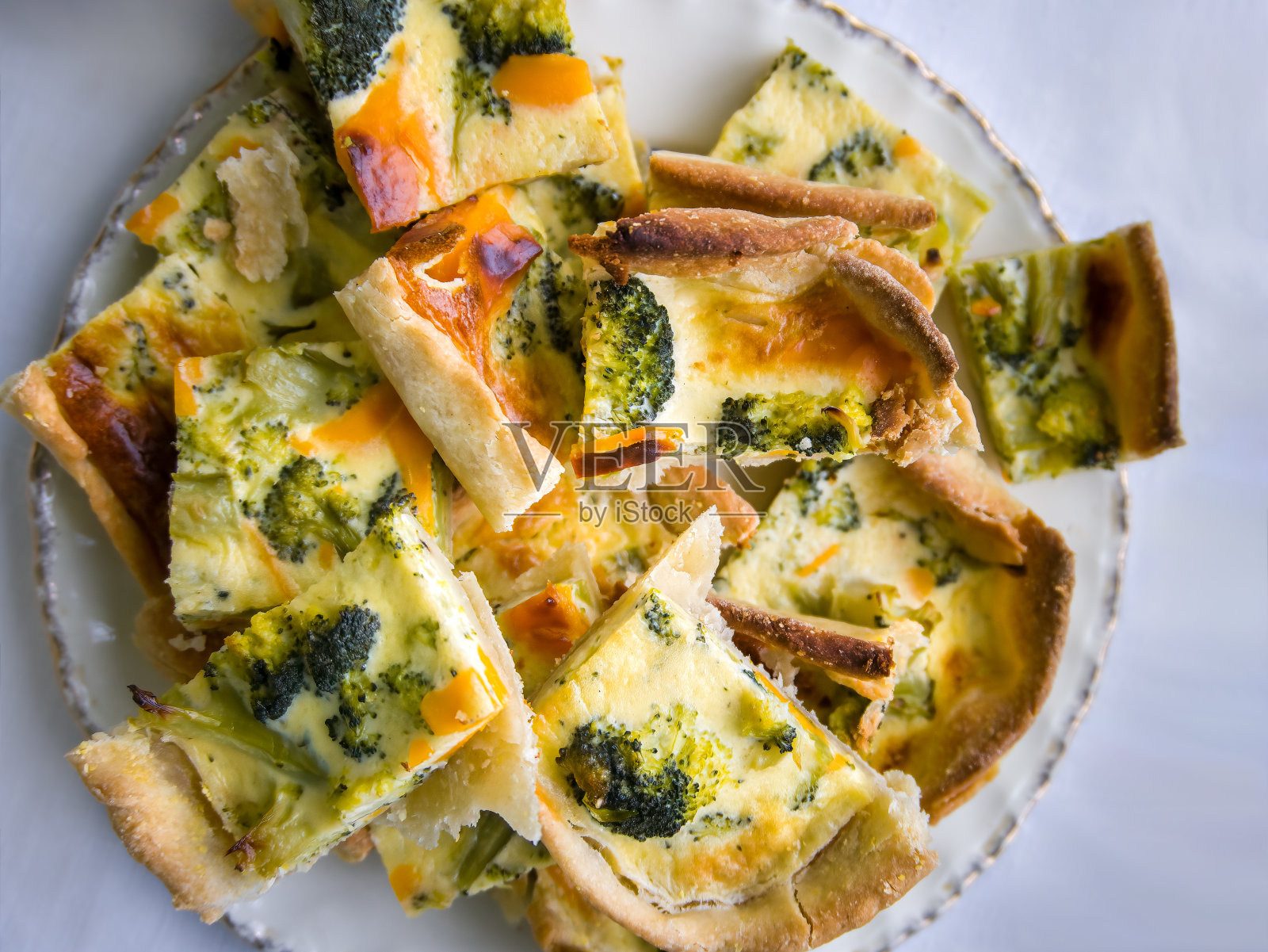 花椰菜和蛋挞在盘子上从上面看与复制空间照片摄影图片