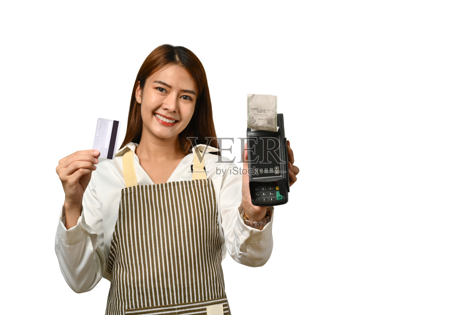 漂亮的女服务员拿着白色背景的信用卡和支付终端。电子货币，非接触式支付。照片摄影图片