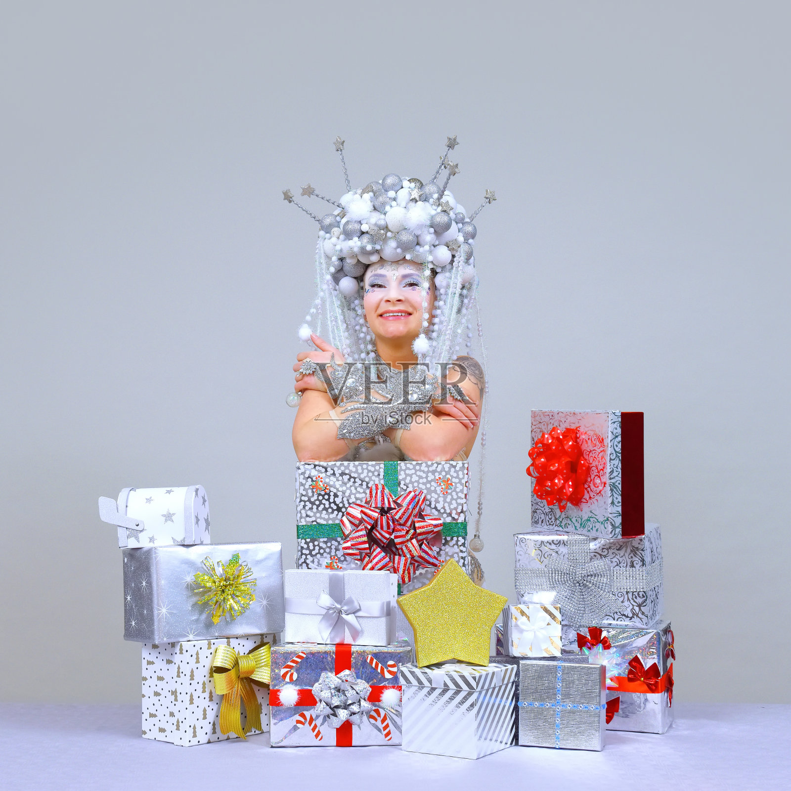 圣诞礼物环绕下的冰雪女王照片摄影图片