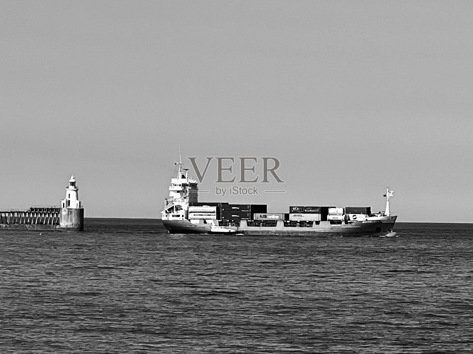 北海诺森伯兰郡的一艘集装箱货轮照片摄影图片