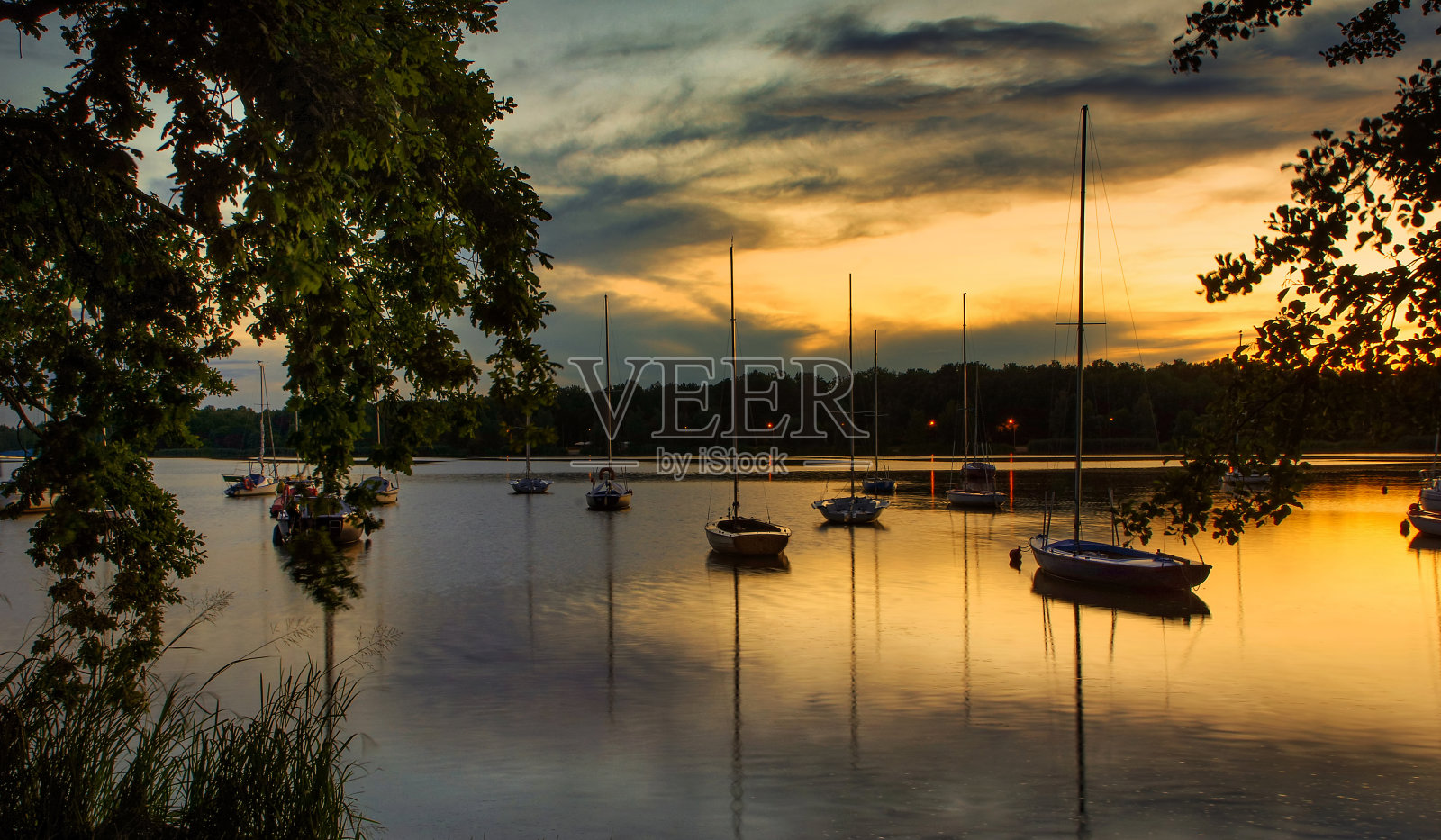 湖上的夕阳。照片摄影图片