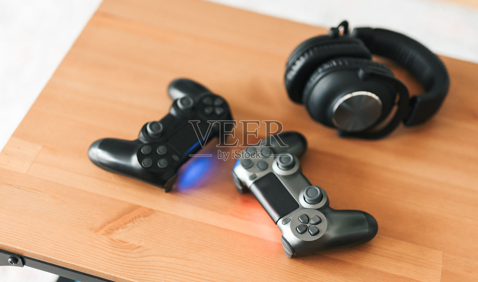 游戏手柄在桌子上照片摄影图片