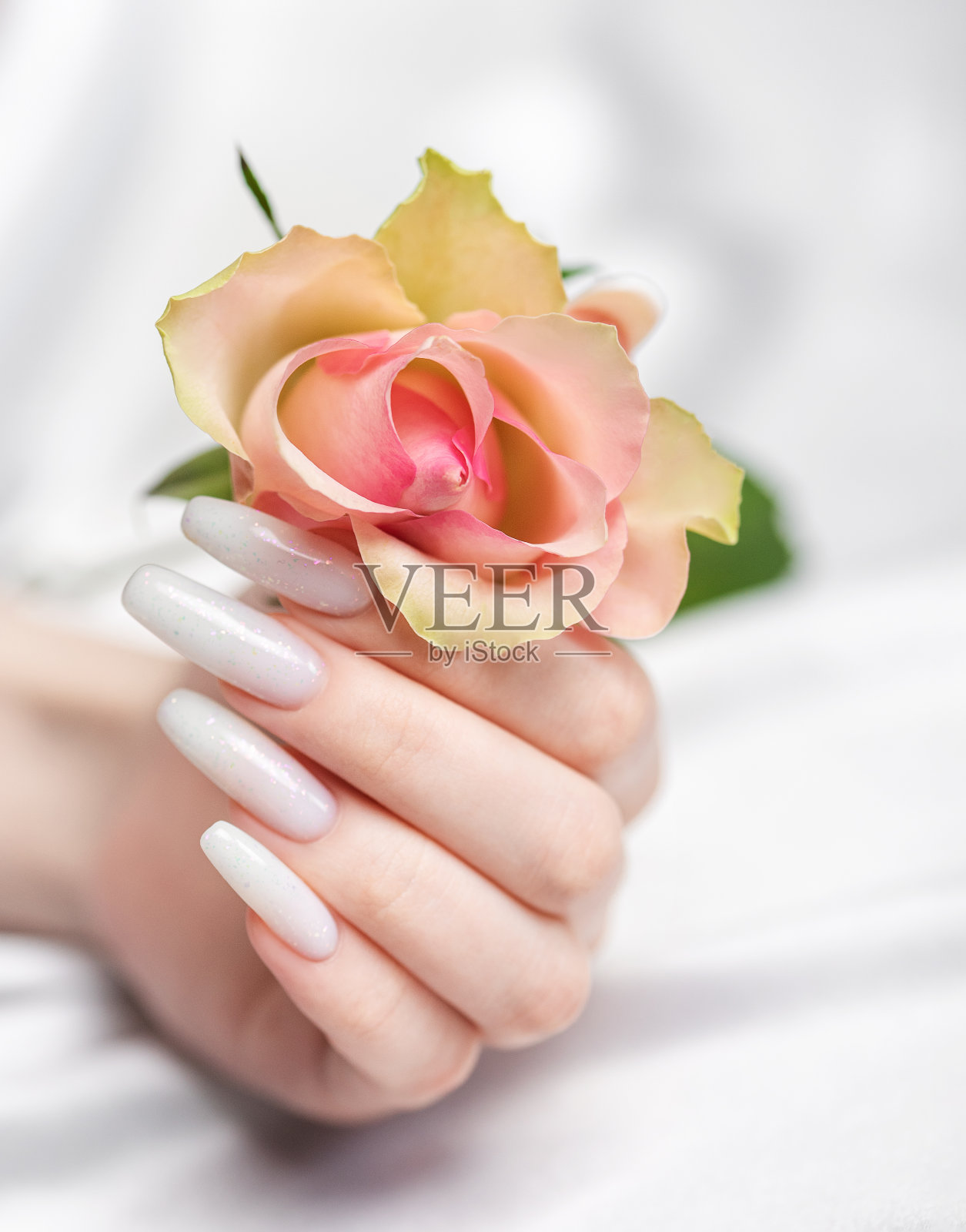 时尚新潮的女性美甲。照片摄影图片