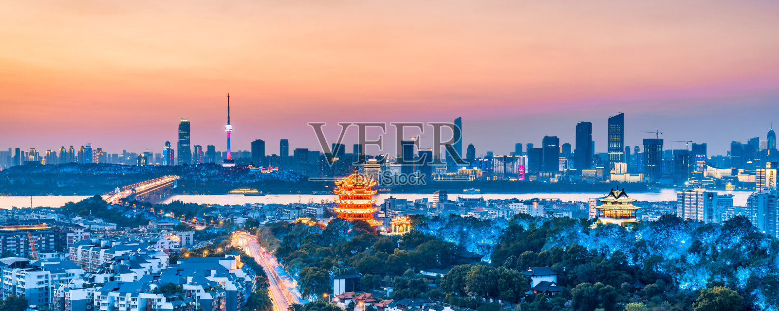 中国湖北省武汉市黄鹤楼高角度黄昏景照片摄影图片