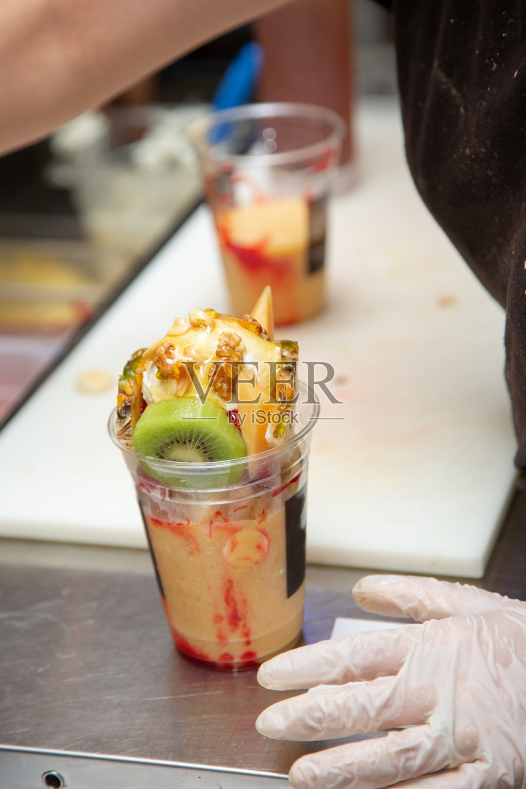 制作果味饮料照片摄影图片