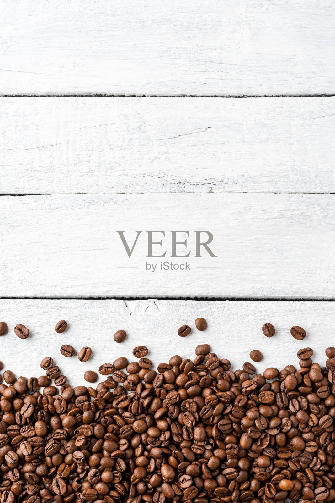 烘烤咖啡豆在质朴的木制背景与copyspace的头顶拍摄照片摄影图片