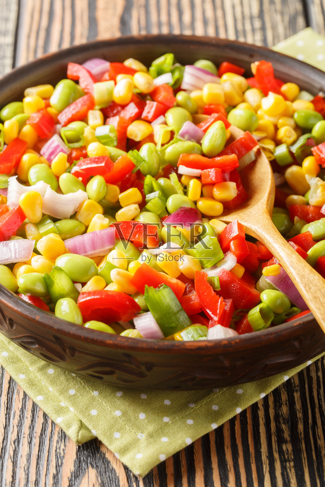 有机新鲜沙拉与毛豆，大豆，甜椒，玉米，西红柿和洋葱在一个碗的特写。垂直照片摄影图片