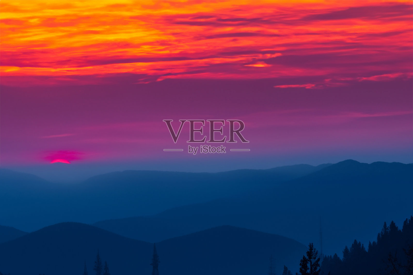 景观自然和山与阳光和黄昏日落的看法照片摄影图片