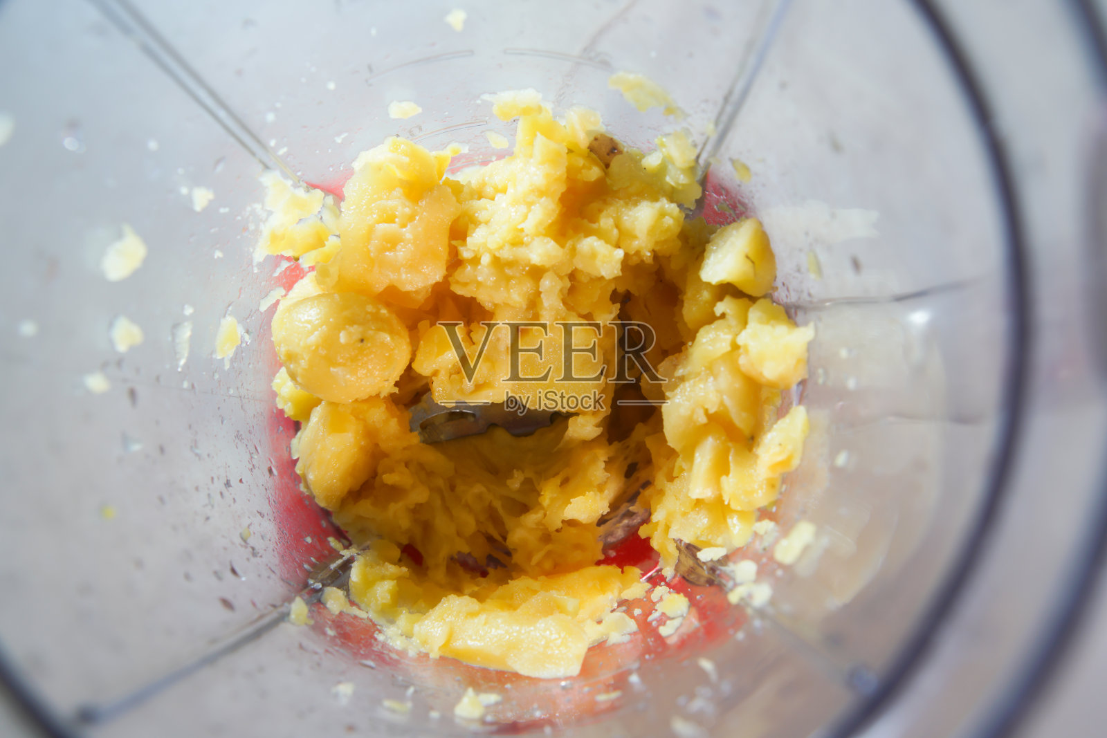 从上面看食品加工机里的小土豆照片摄影图片