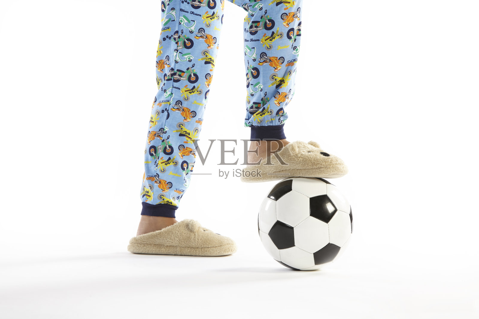 穿着睡衣和食物球的男孩。白色背景。休闲服照片摄影图片