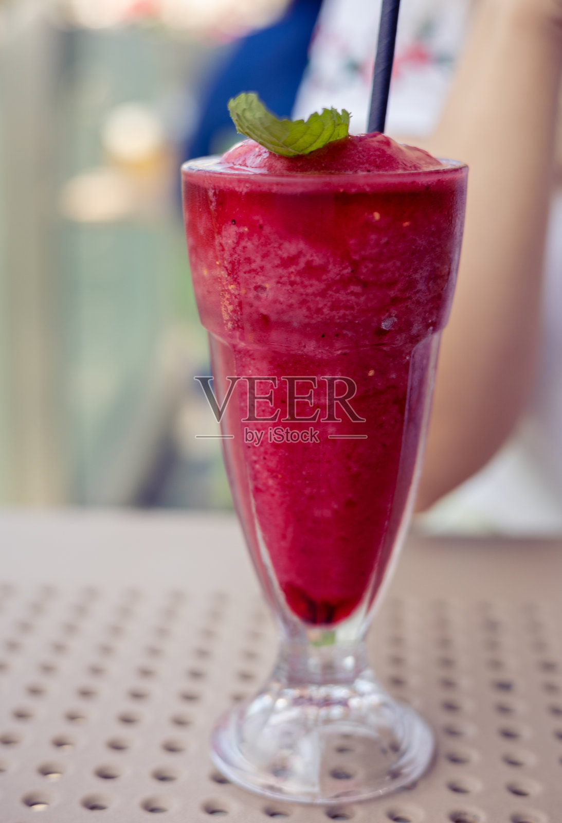 咖啡桌上的浆果冰沙照片摄影图片