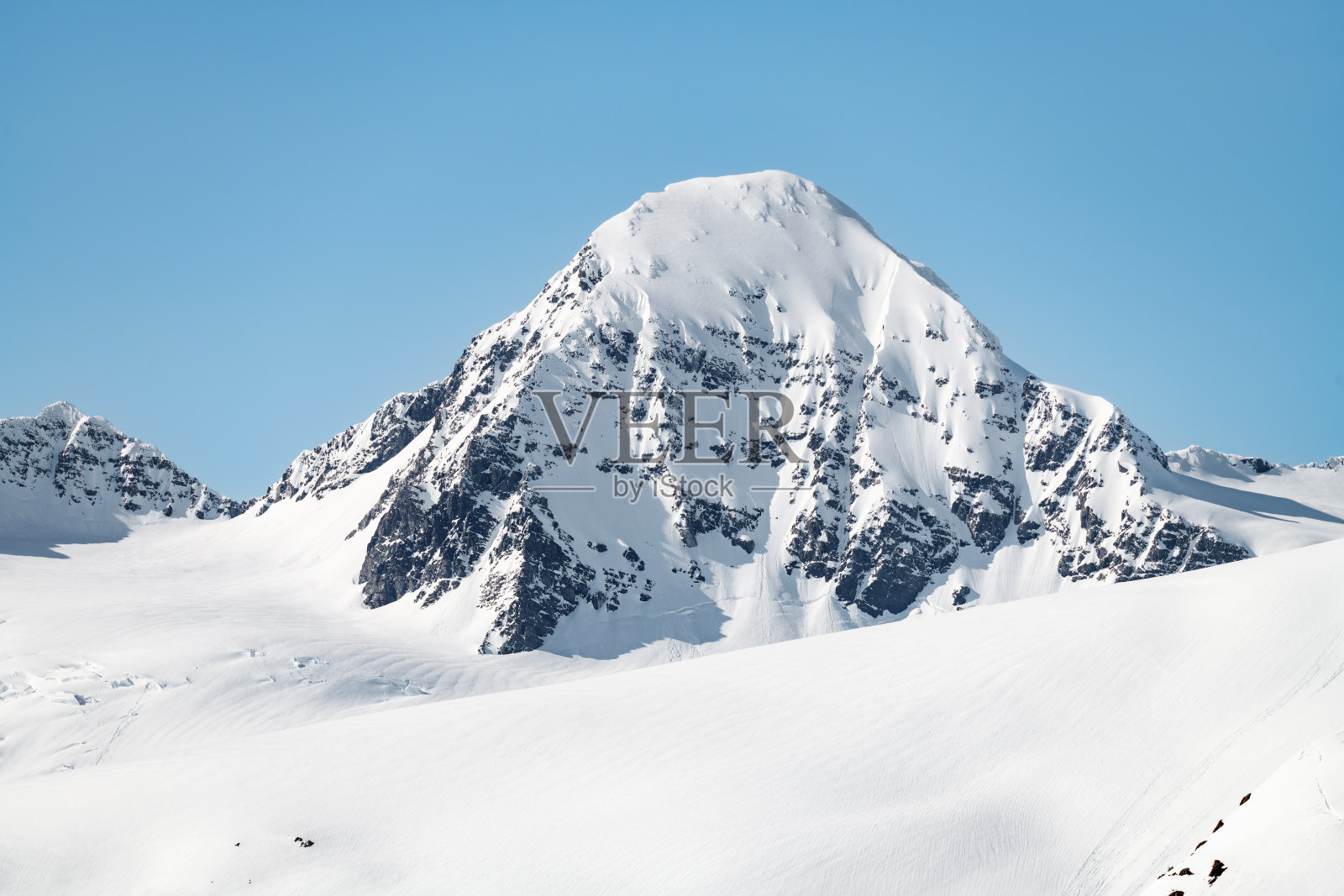 美国阿拉斯加州惠蒂尔，雪山上的阳光和阴影照片摄影图片