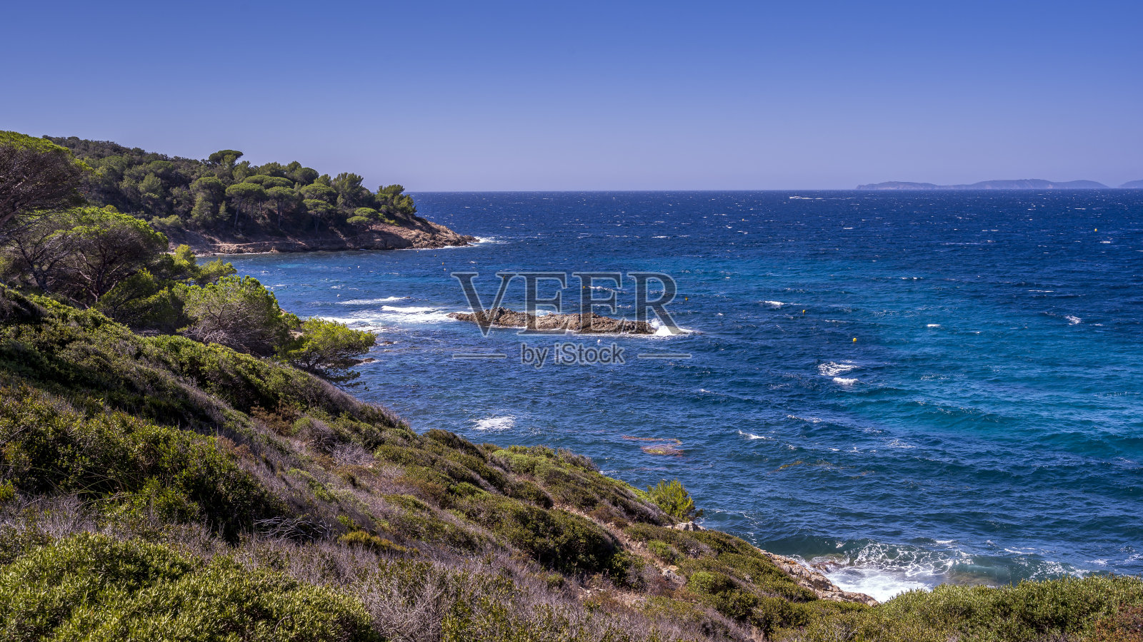 夏天瓦尔海岸拉迪尔角周围的地中海海景照片摄影图片