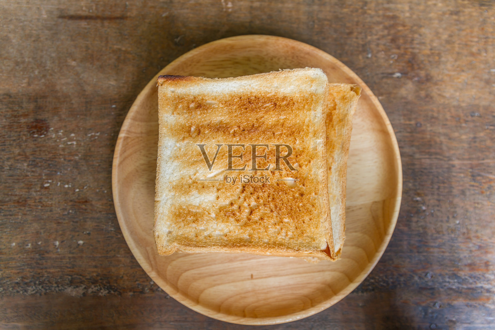 木盘上烤的新鲜面包照片摄影图片