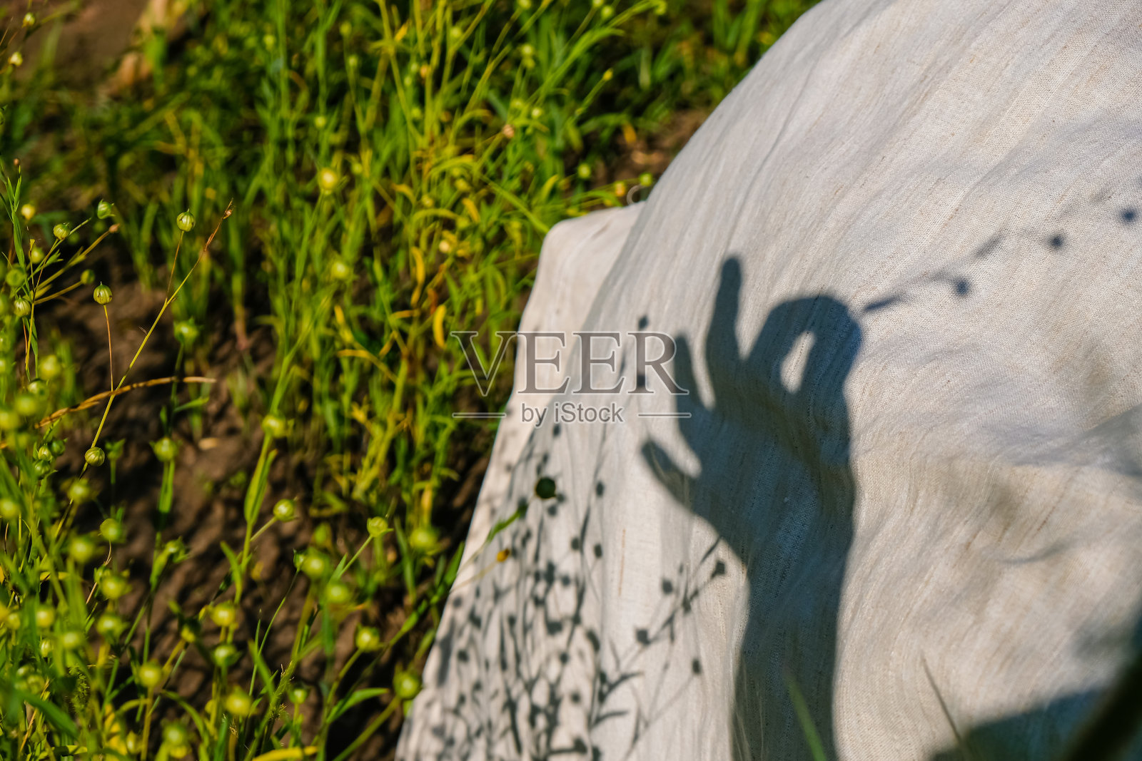 手在亚麻布上的影子。亚麻。照片摄影图片