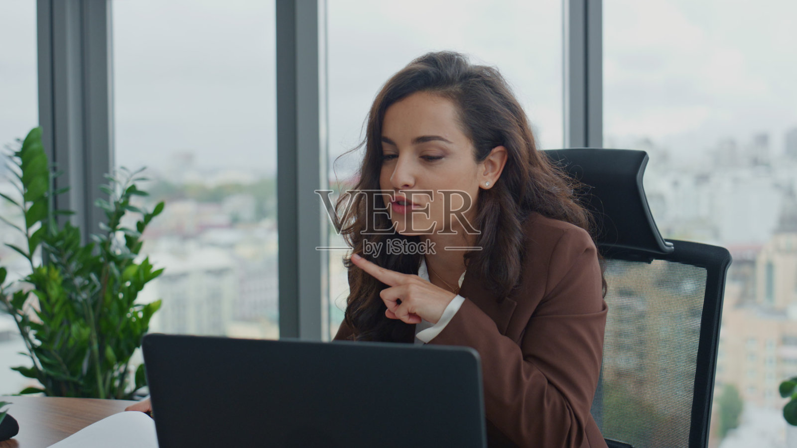 女Ceo在办公室视频聊天中对员工进行在线面试照片摄影图片