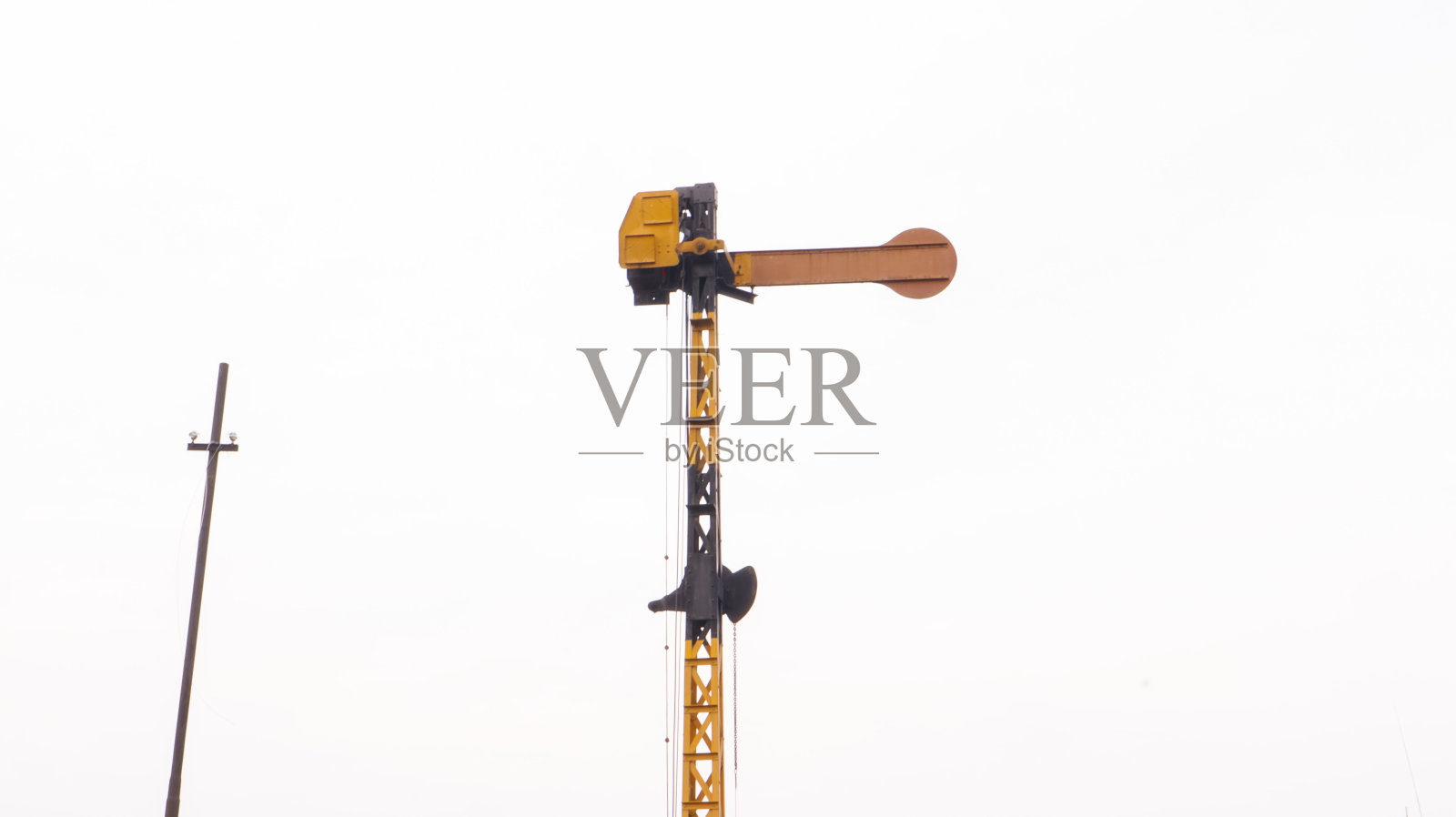 印度尼西亚，Sidoarjo火车站的火车信号灯照片摄影图片