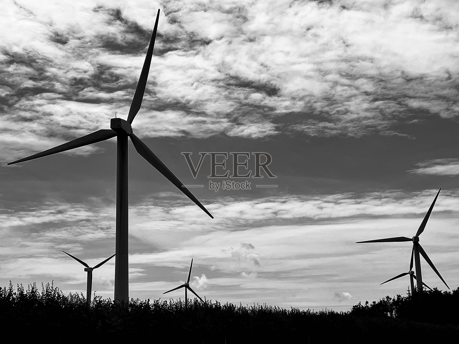 风力涡轮机对抗云层照片摄影图片