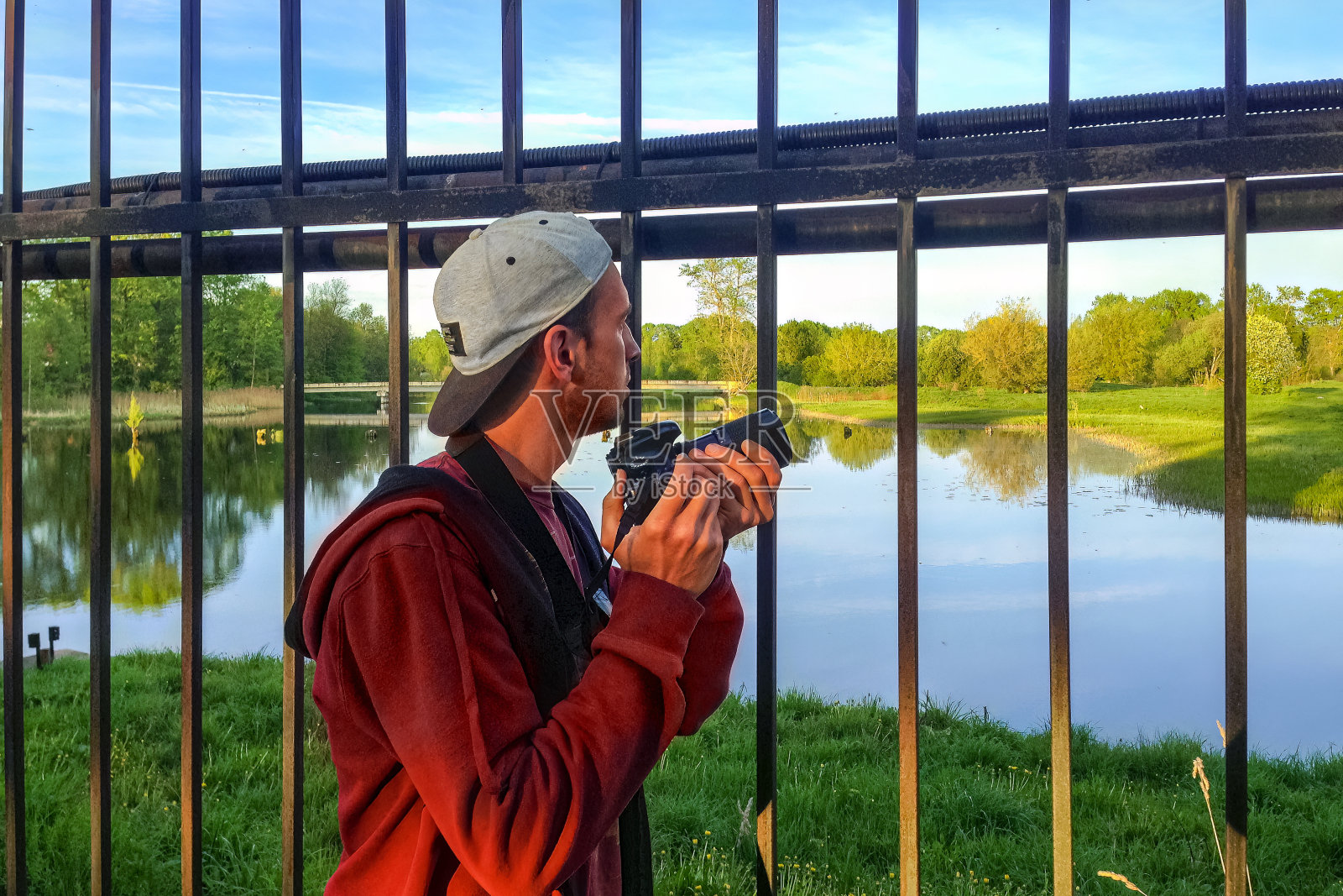 拿着相机的年轻人在寻找拍摄对象照片摄影图片
