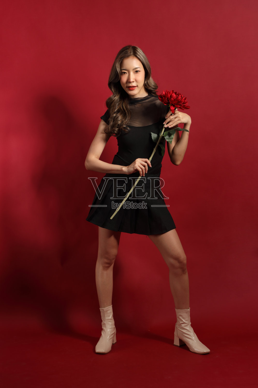 红衣女人照片摄影图片