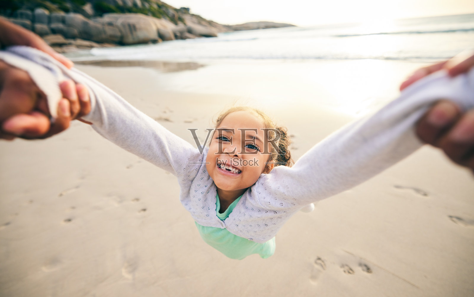快乐，旋转和儿童在海滩的肖像旅行，支持和乐趣。与女孩荡秋千，微笑和夏天，与家人牵手一起度假，信任和海边度假照片摄影图片