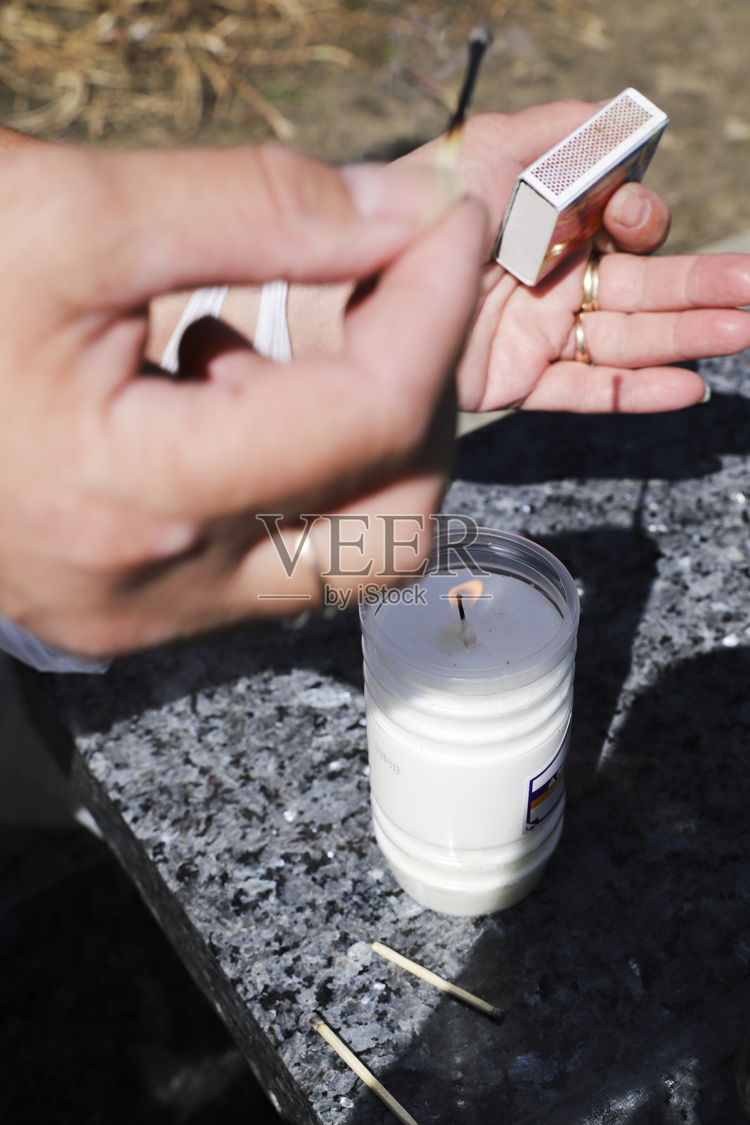 墓地的蜡烛照片摄影图片