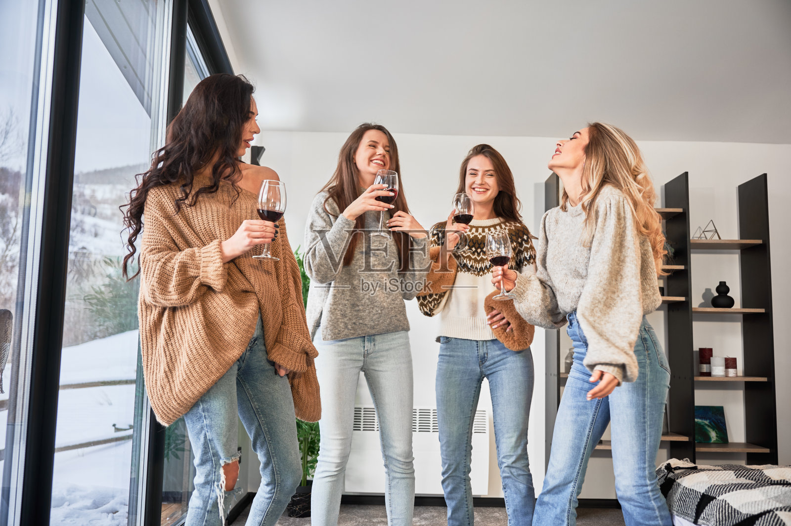 年轻女性在现代谷仓里享受冬季周末。照片摄影图片
