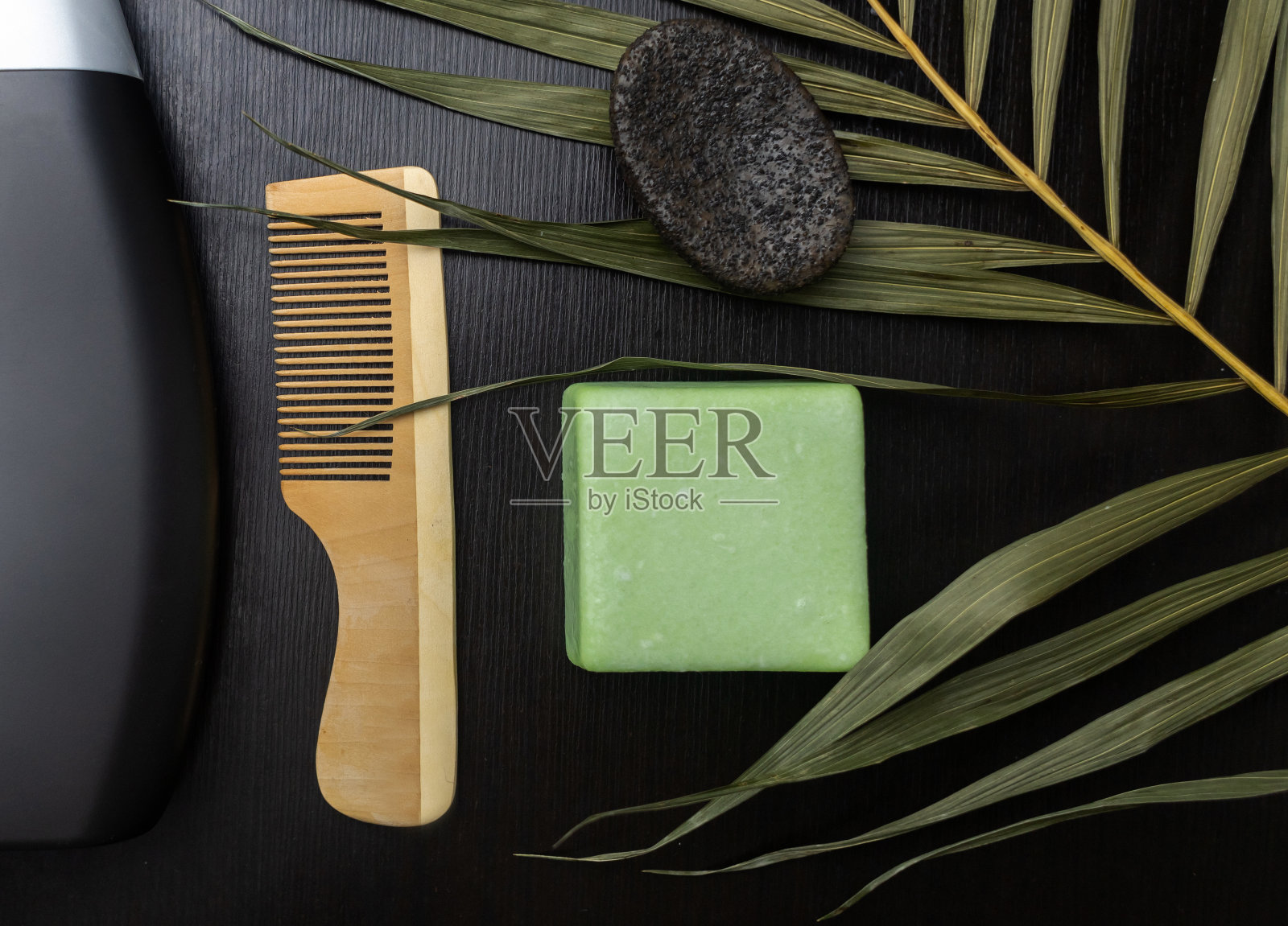 纯洗发水。由金色卷发，肥皂水，固体洗发水和梳子组成。观念女性呵护长发。照片摄影图片