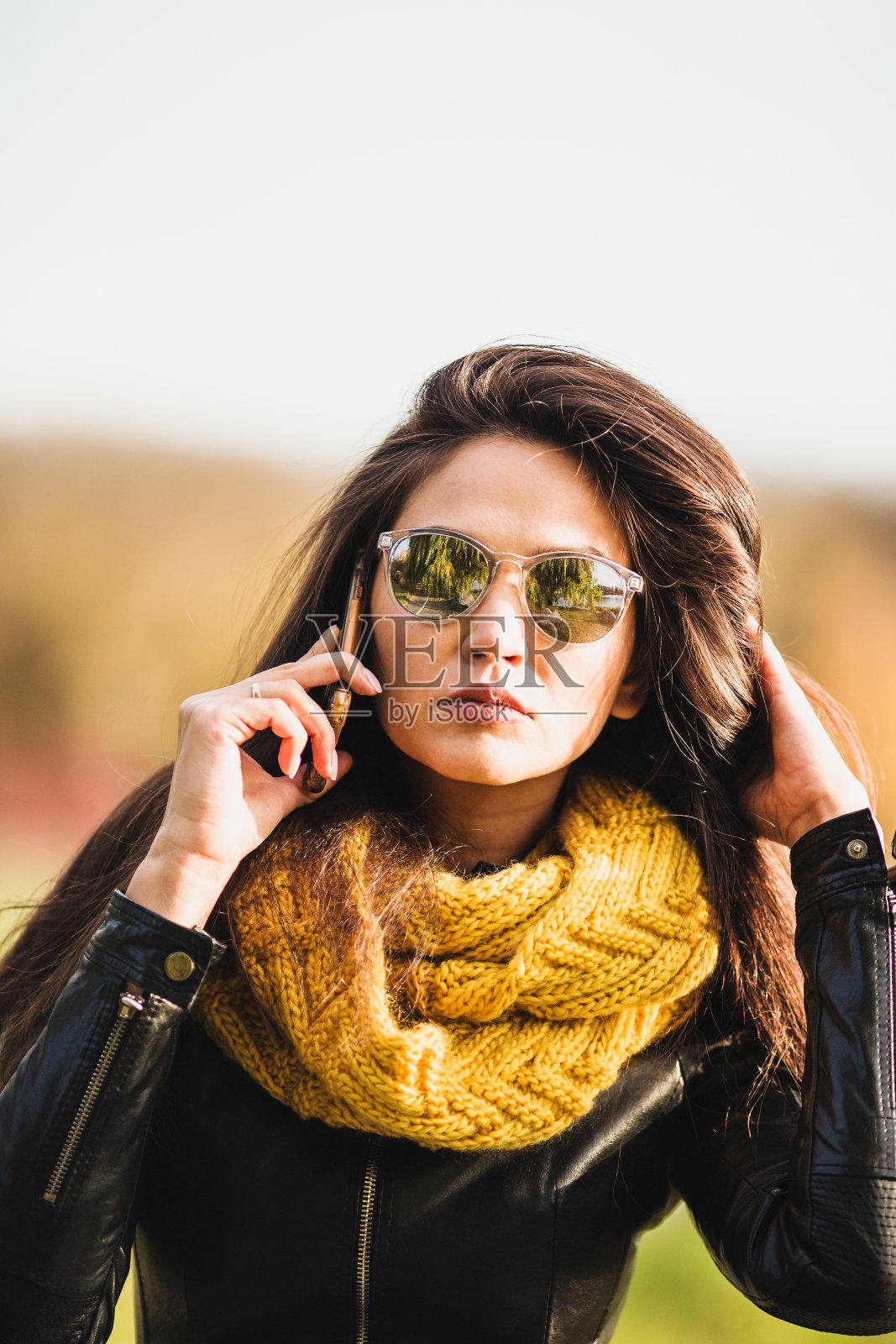 紧张专注的女人在打电话照片摄影图片