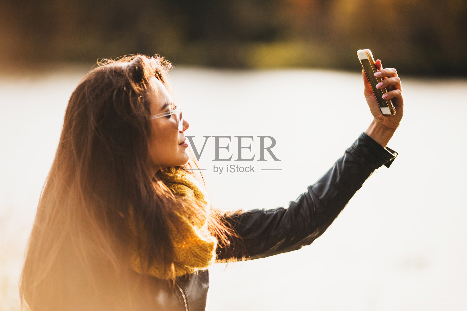 年轻可爱优雅的亚洲黑发美女自拍照片摄影图片