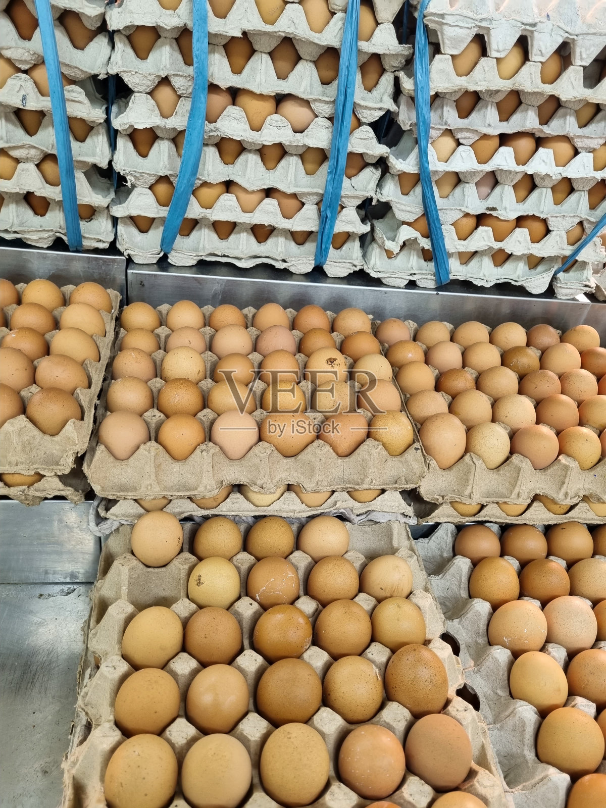 在超市或传统市场出售的鸡蛋照片摄影图片