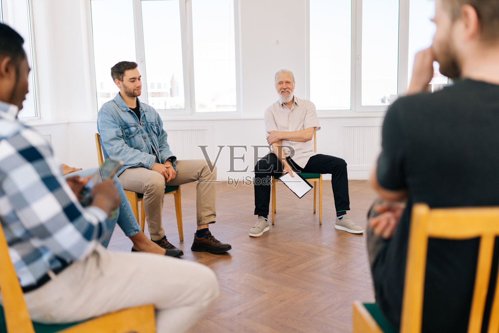 友善成熟的男性导师肖像企业领导与多种族商业专业团队沟通，教导实习生员工群体参与照片摄影图片