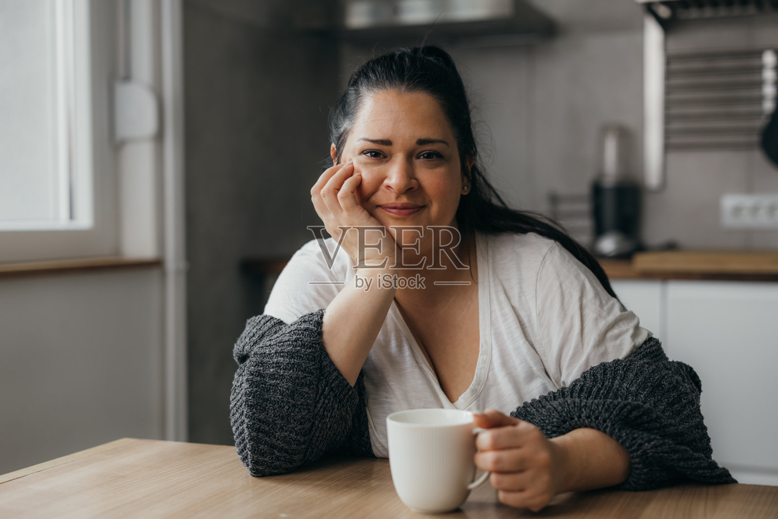 在家的女人照片摄影图片