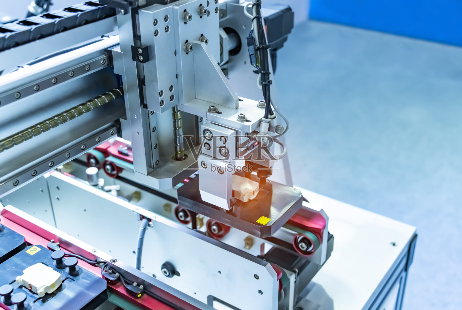 工业机械上的机器人气动活塞吸盘装置照片摄影图片