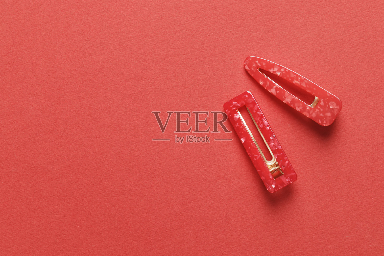 时尚，时尚的彩色发夹在一个彩色的背景照片摄影图片