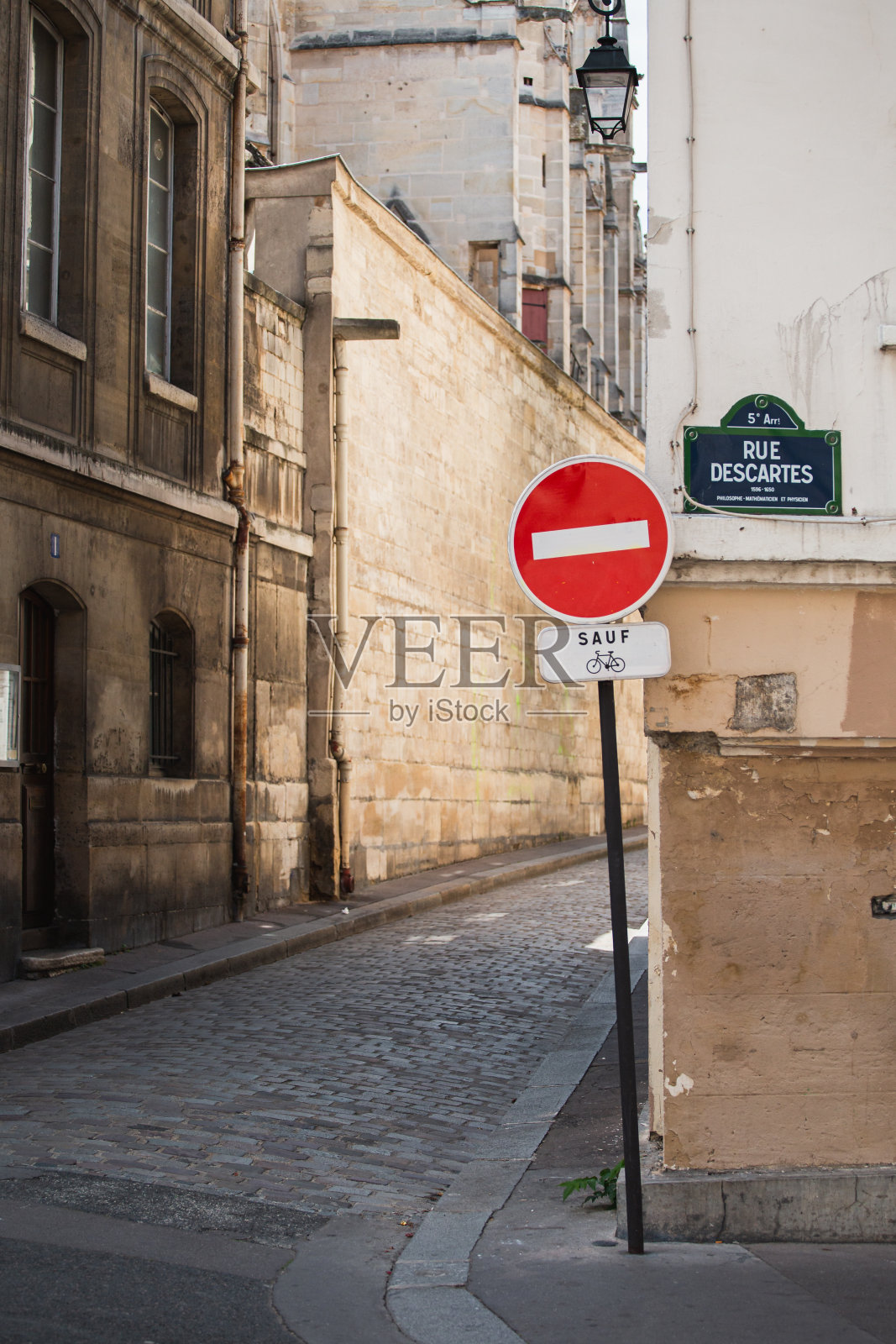一座中世纪建筑的巴黎老房子的正面照片摄影图片
