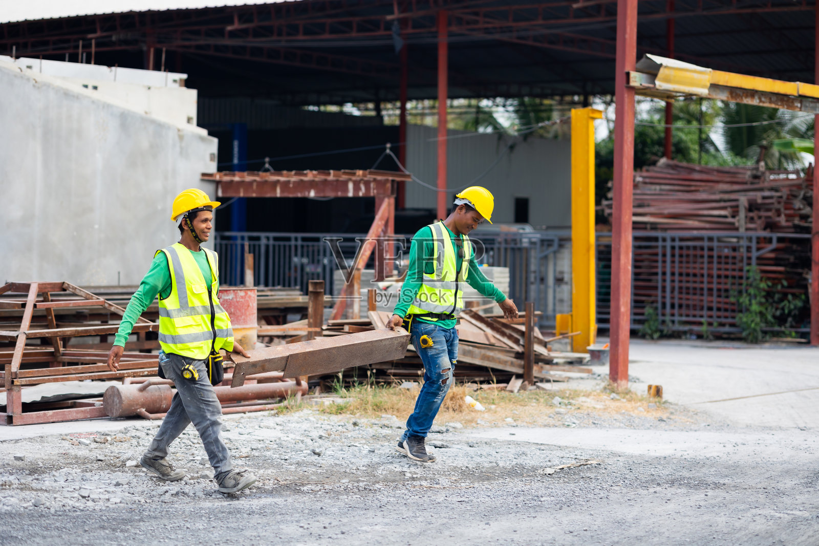亚洲男子混凝土工厂工人在预制厂工作。在工厂工业设施中戴安全帽的工程工人。重工业制造厂。预制混凝土墙照片摄影图片