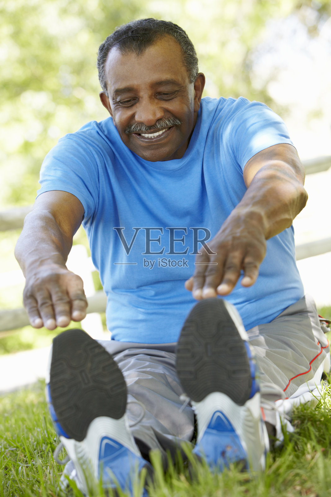 美国黑人老年男子在公园里锻炼照片摄影图片