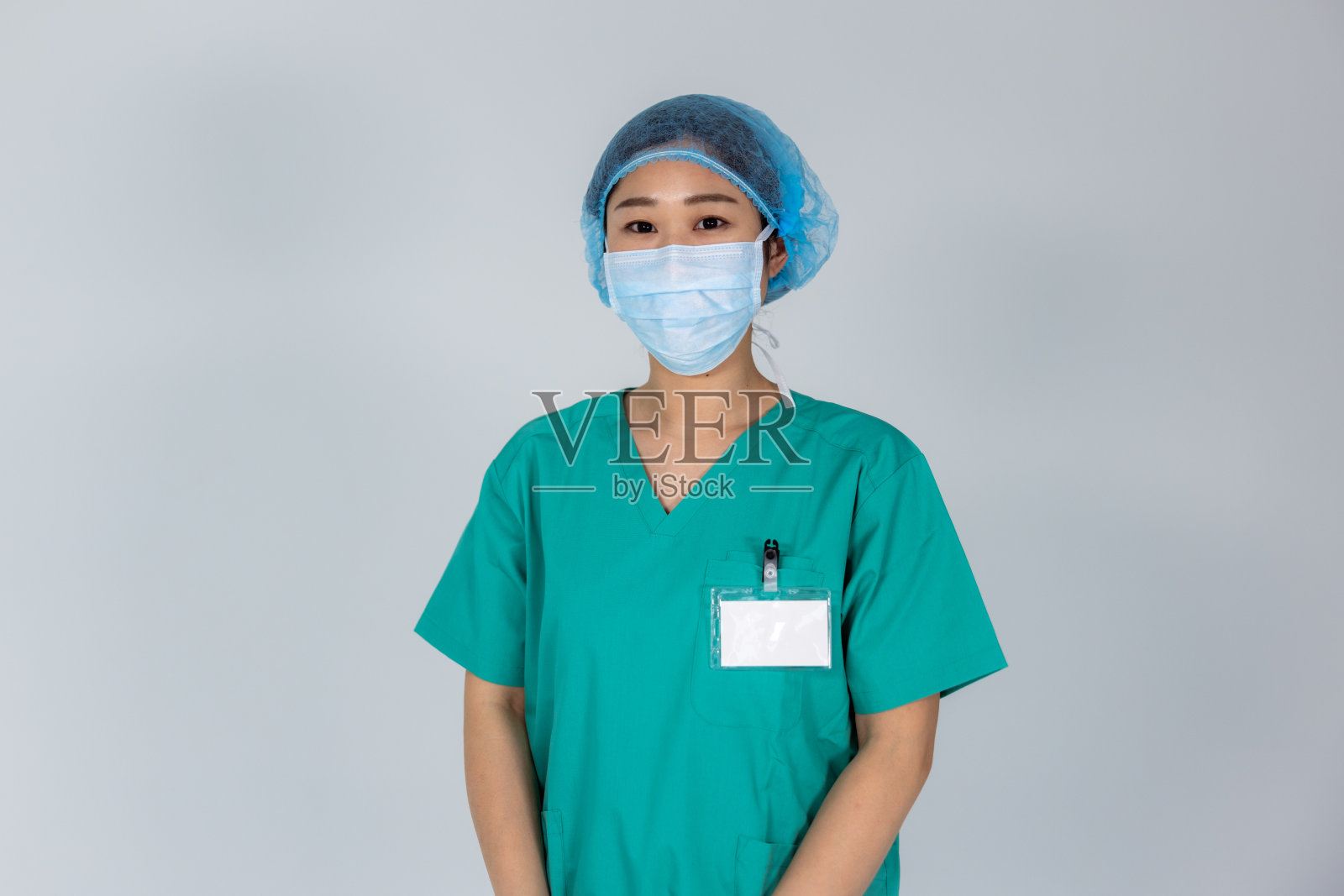 佩戴医用口罩和绿色磨砂帽的护士肖像照片摄影图片