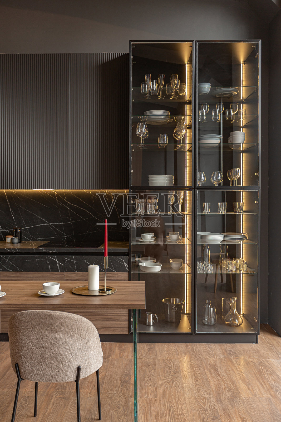 厨房区域在一个别致昂贵的内部豪华住宅，深黑和棕色现代设计木材装饰和led灯照片摄影图片