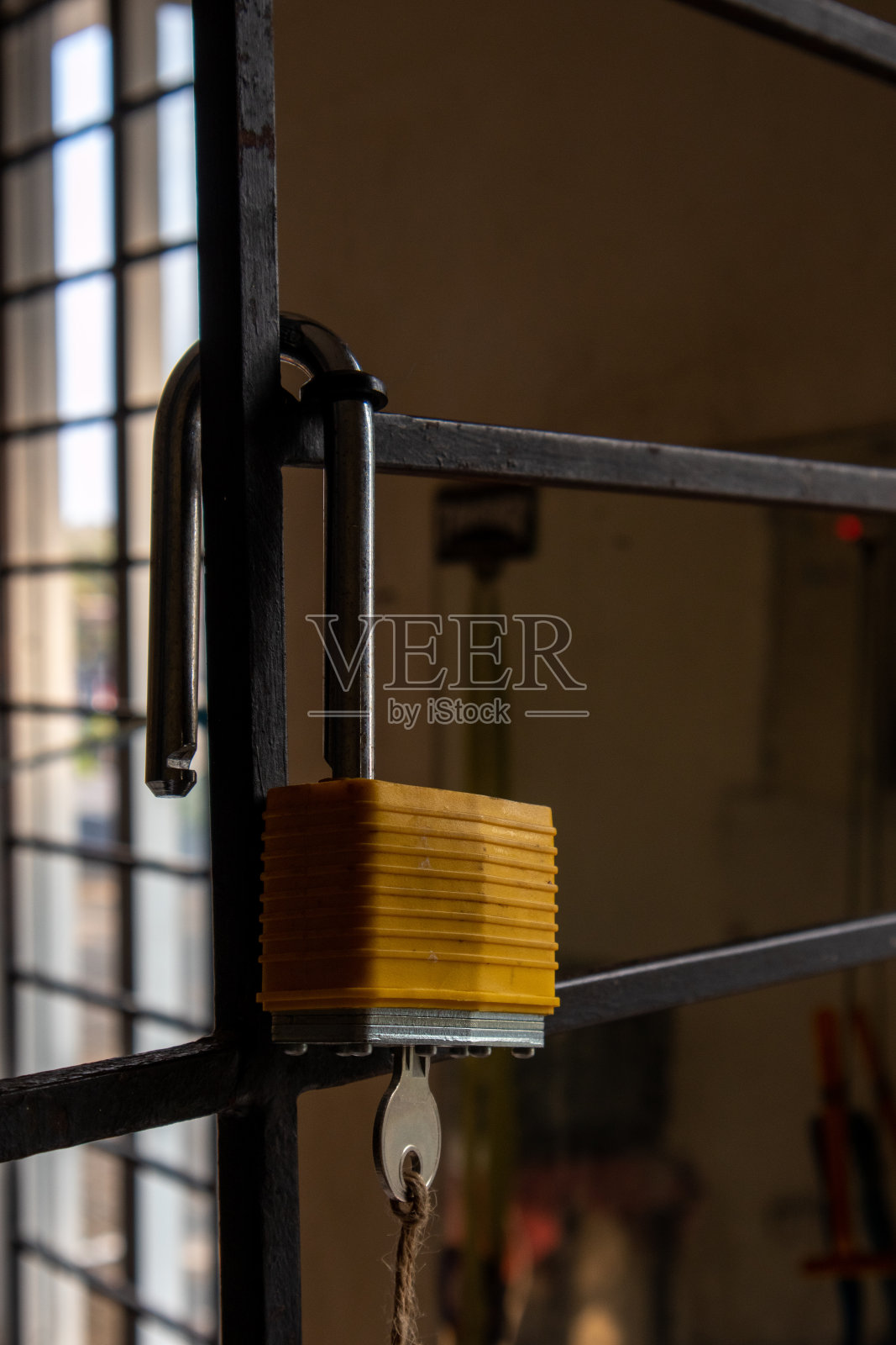 黑色铁锁和铁门照片摄影图片