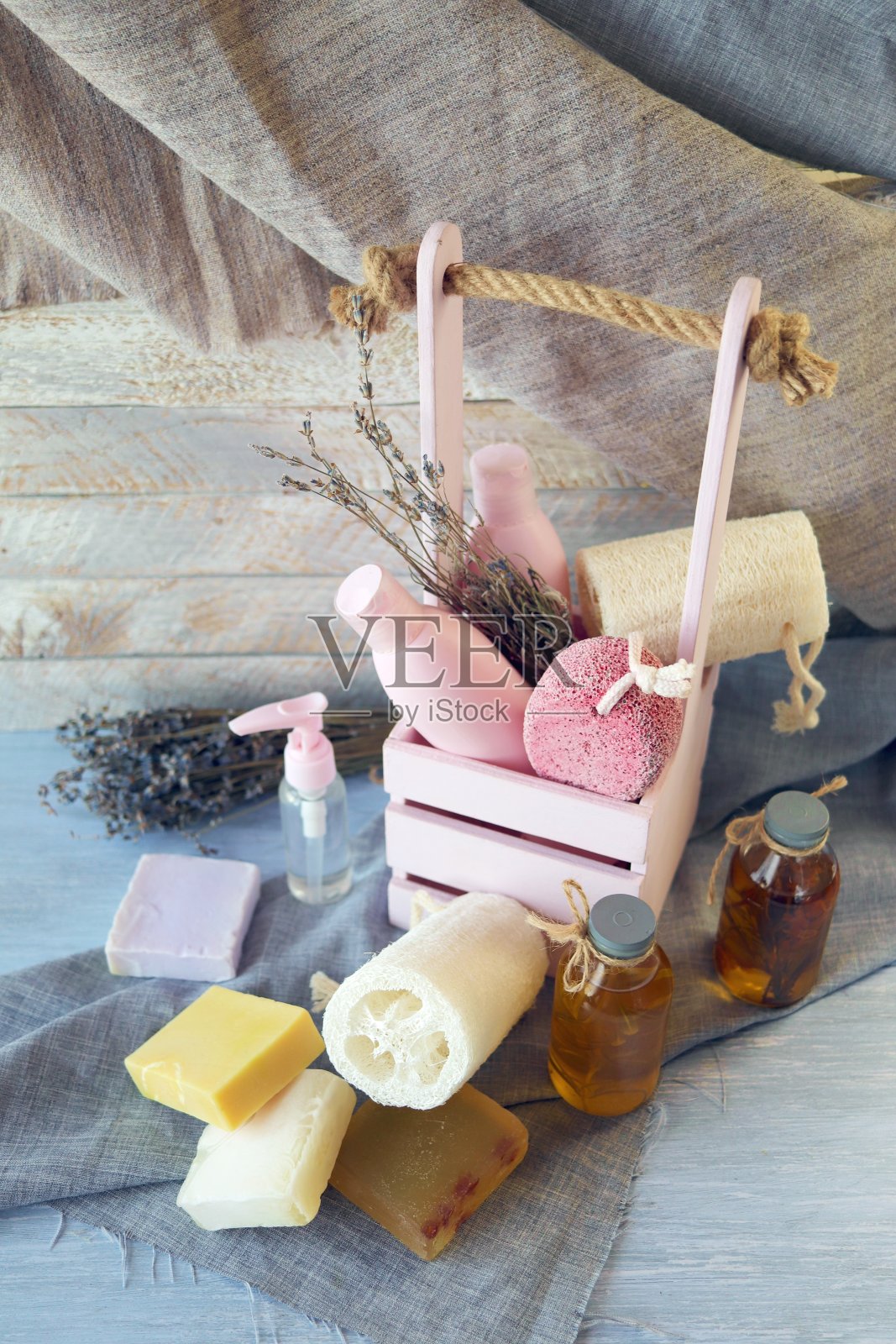 身体护理和清洁的卫生产品，健康的油和酊剂，一束薰衣草花在一个盒子里，在木制背景上，水疗中心照片摄影图片