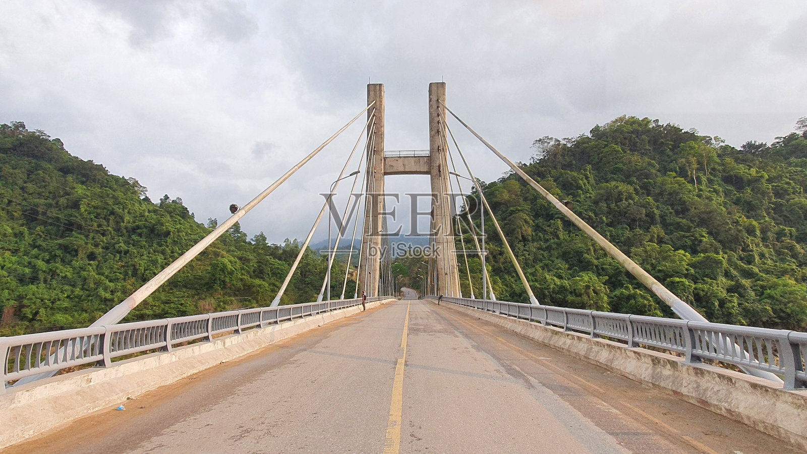 越南广治省大融悬索桥。照片摄影图片
