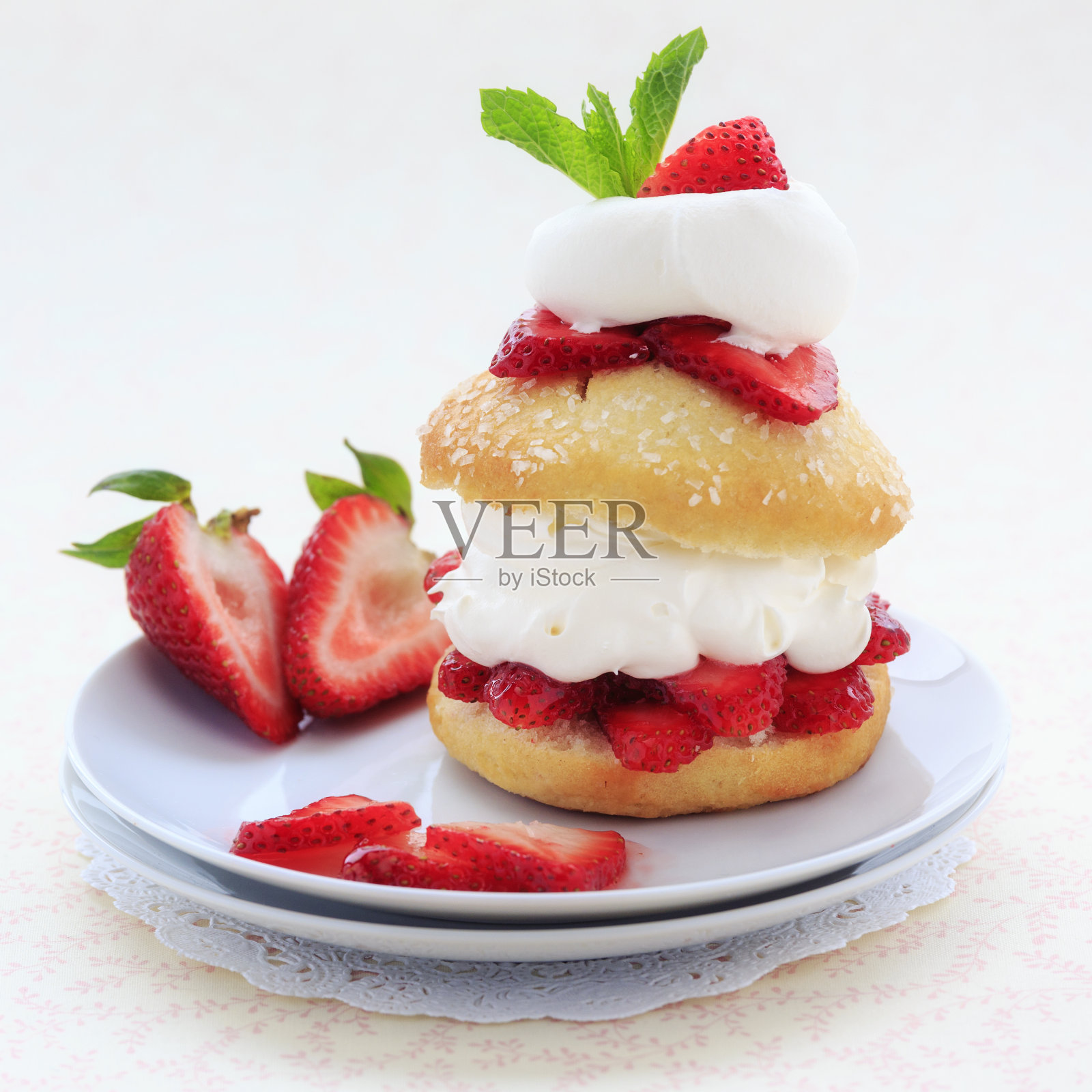 草莓娃娃照片摄影图片