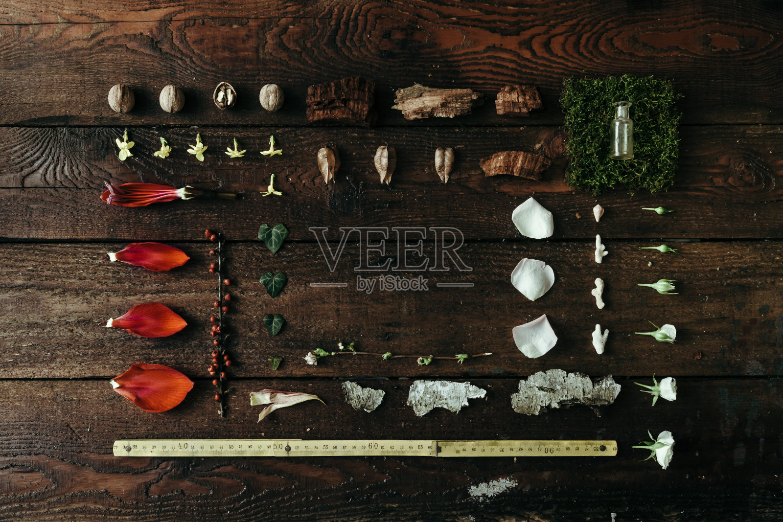 旧木桌上的天然配料照片摄影图片