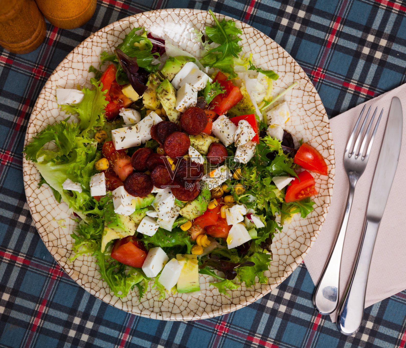 加了香肠，鳄梨和奶酪的加泰罗尼亚沙拉照片摄影图片