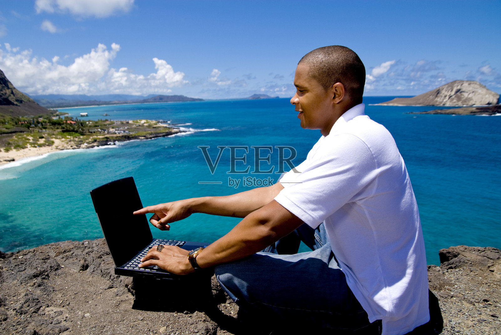 使用笔记本电脑的悬崖上的人照片摄影图片