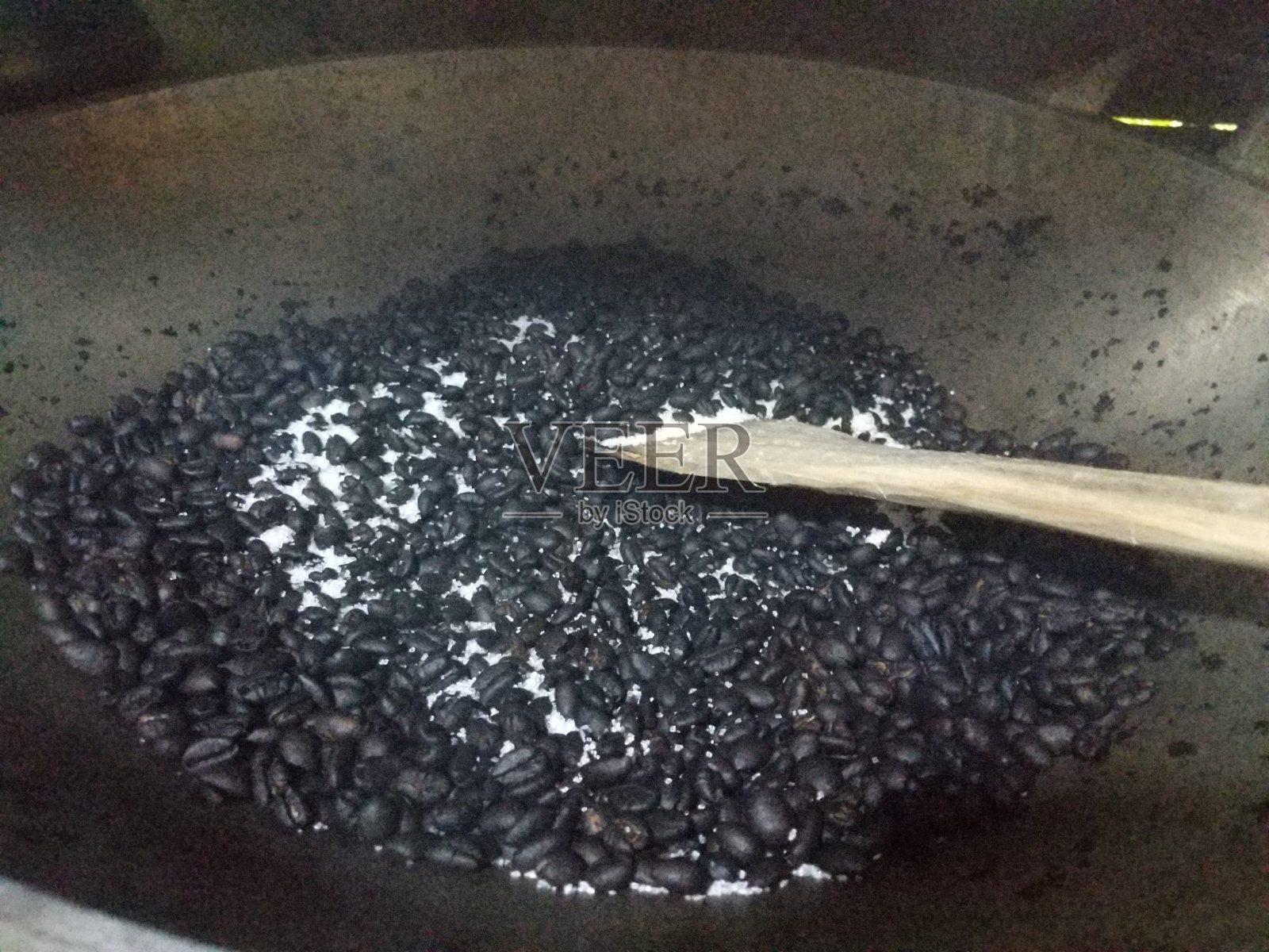 平底锅里的黑咖啡照片摄影图片