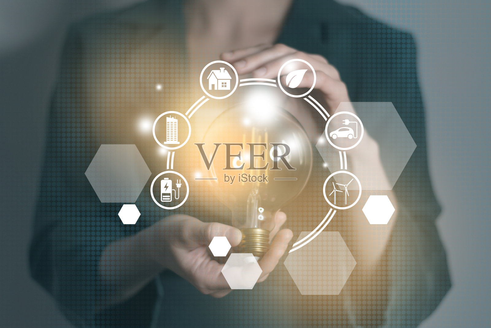 能源创新灯泡与未来产业的发电图标图形界面在女性手中。可持续发展和替代能源的概念。照片摄影图片
